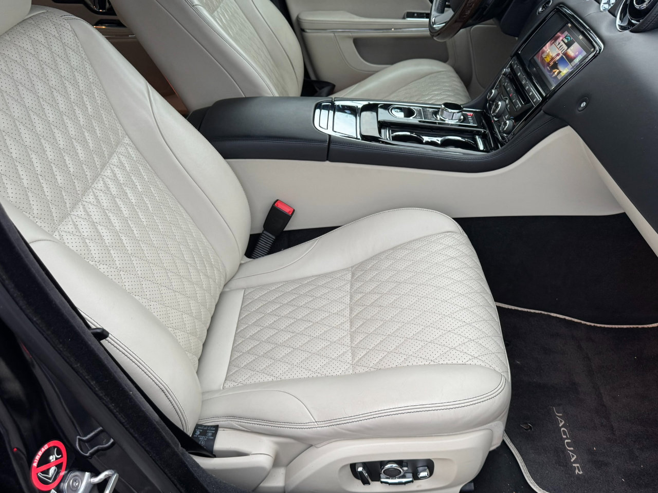 Used 2016 Jaguar XJ L Portfolio image 33