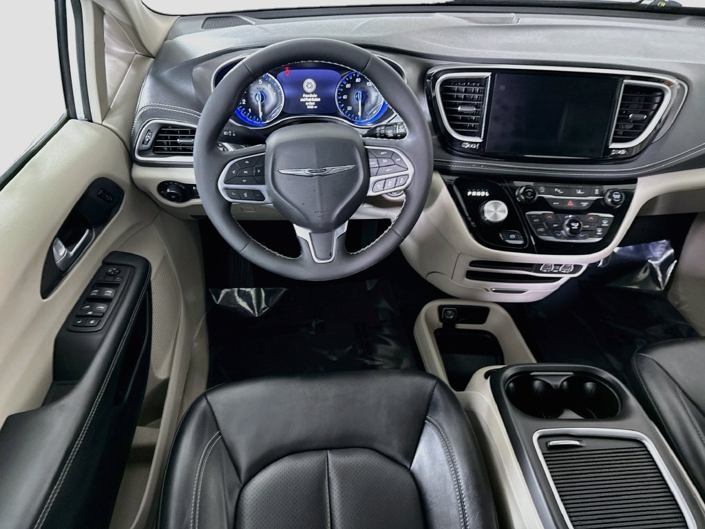 Used 2024 Chrysler Pacifica Touring-L AWD/4WD image 4
