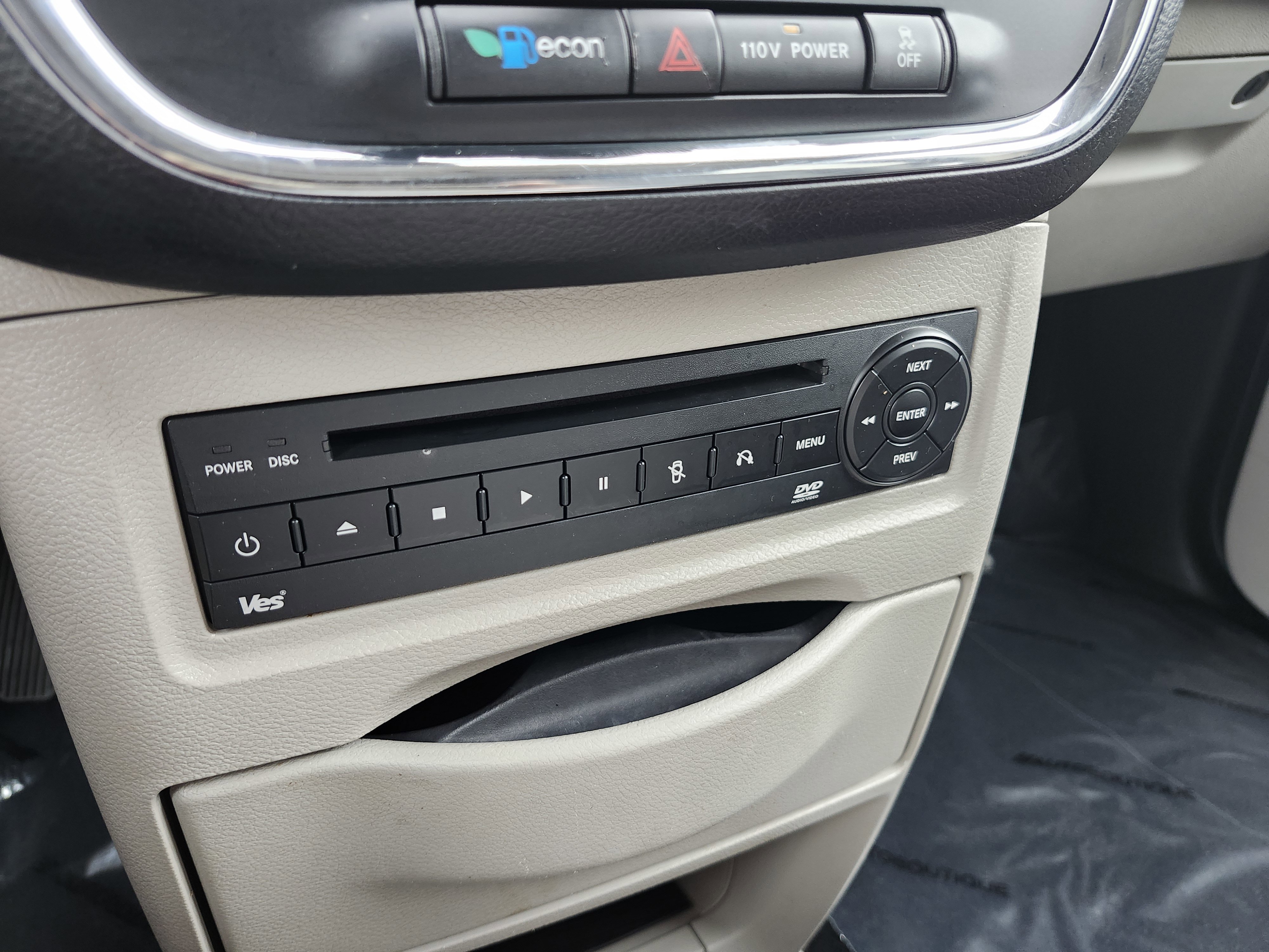Used 2011 Chrysler Town & Country Touring-L w/ Entertainment Group #2 FWD image 30
