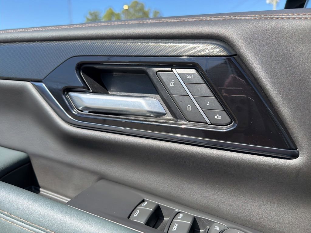 Used 2025 GMC Yukon AT4 w/ AT4 Premium Package AWD/4WD image 20