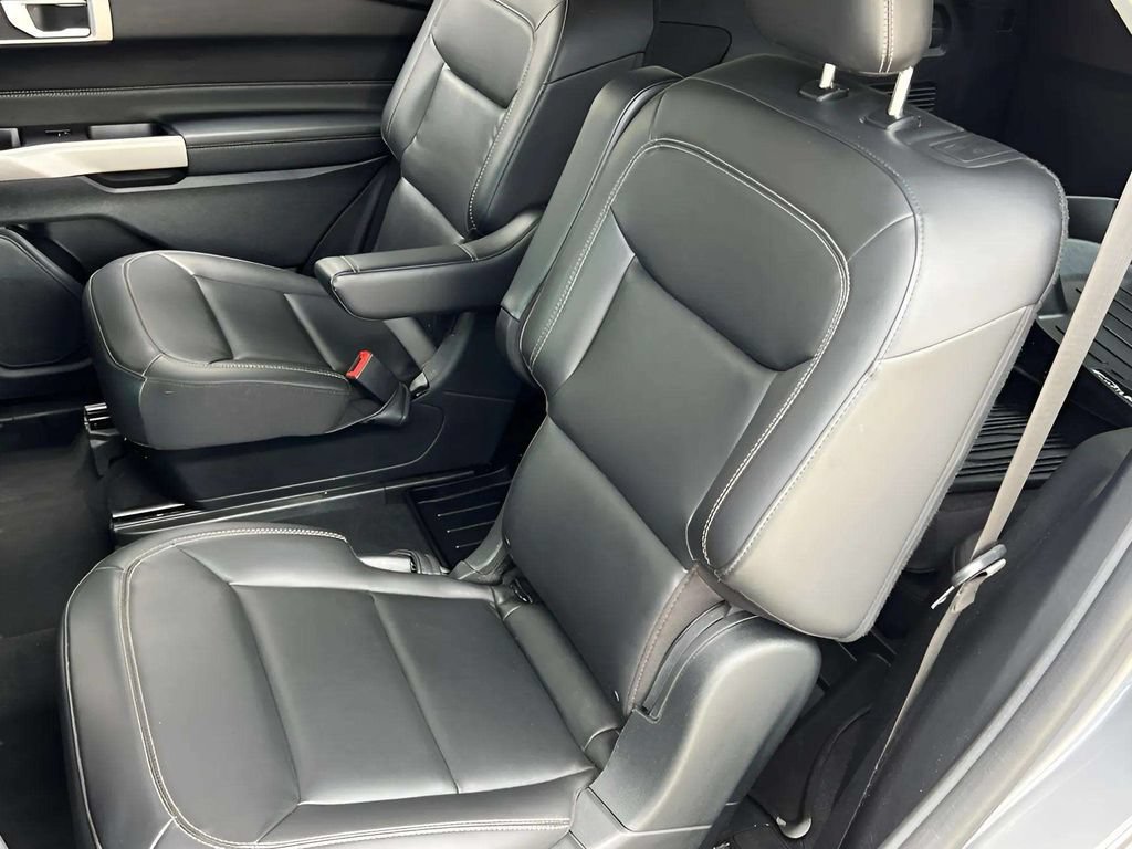 Used 2022 Ford Explorer XLT w/ Equipment Group 202A AWD/4WD image 11