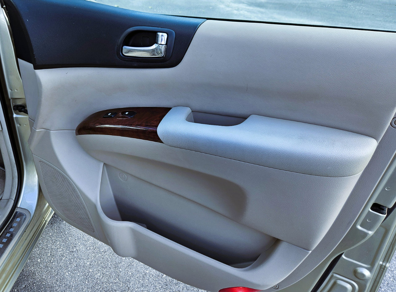 Used 2007 Hyundai Entourage Limited image 11