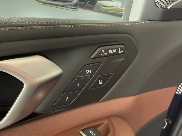 Used 2026 BMW X7 xDrive40i w/ M Sport Package image 16