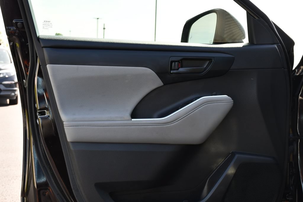 Used 2021 Toyota Highlander LE FWD image 14