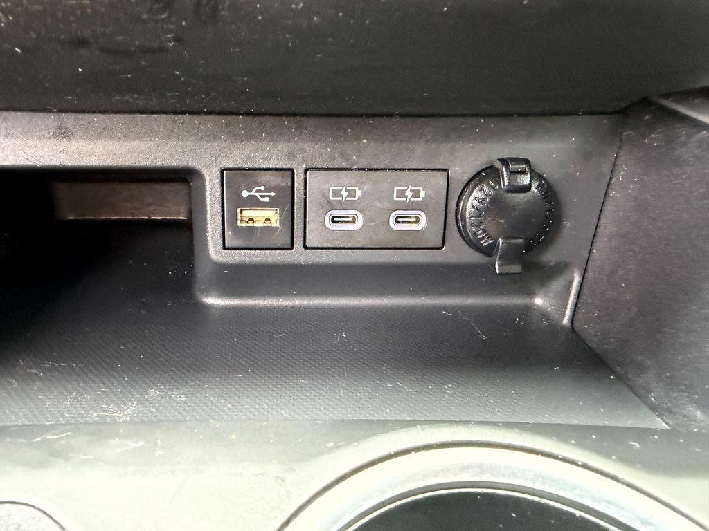 Used 2024 Toyota Highlander LE FWD image 28