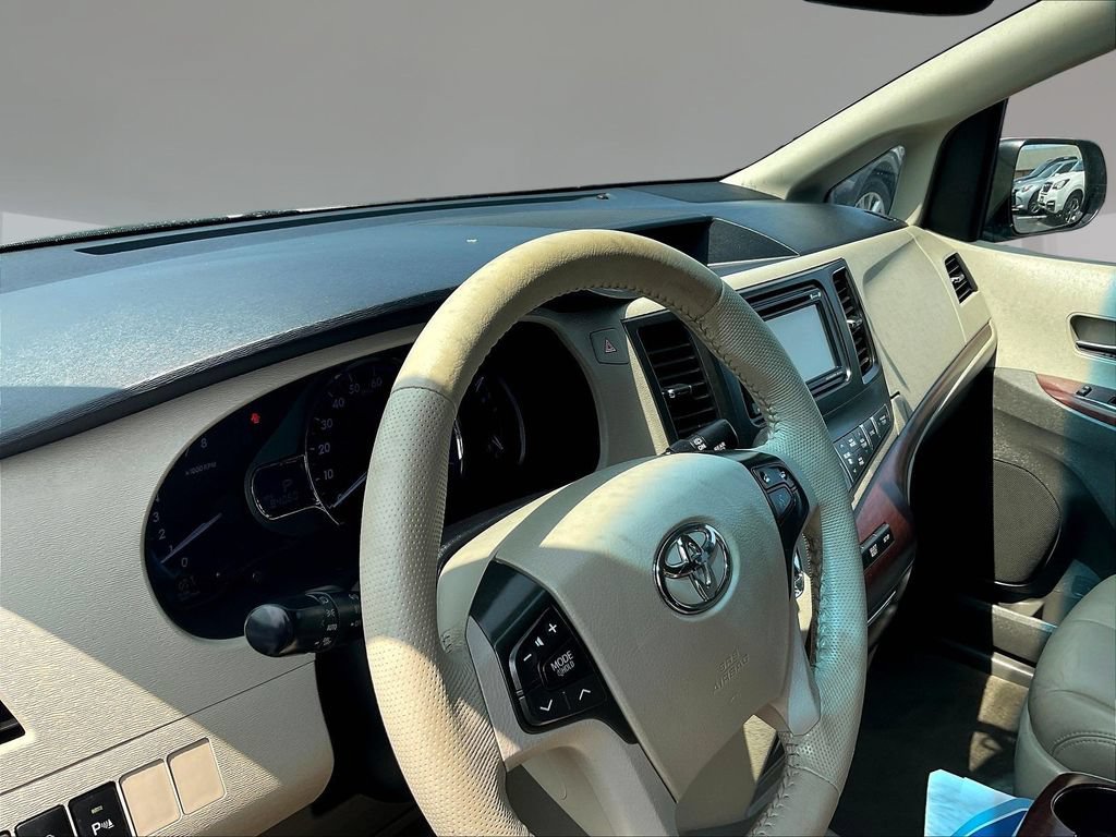 Used 2014 Toyota Sienna XLE FWD image 16