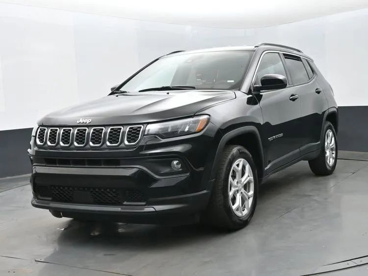 Used 2024 Jeep Compass Latitude AWD/4WD image 1