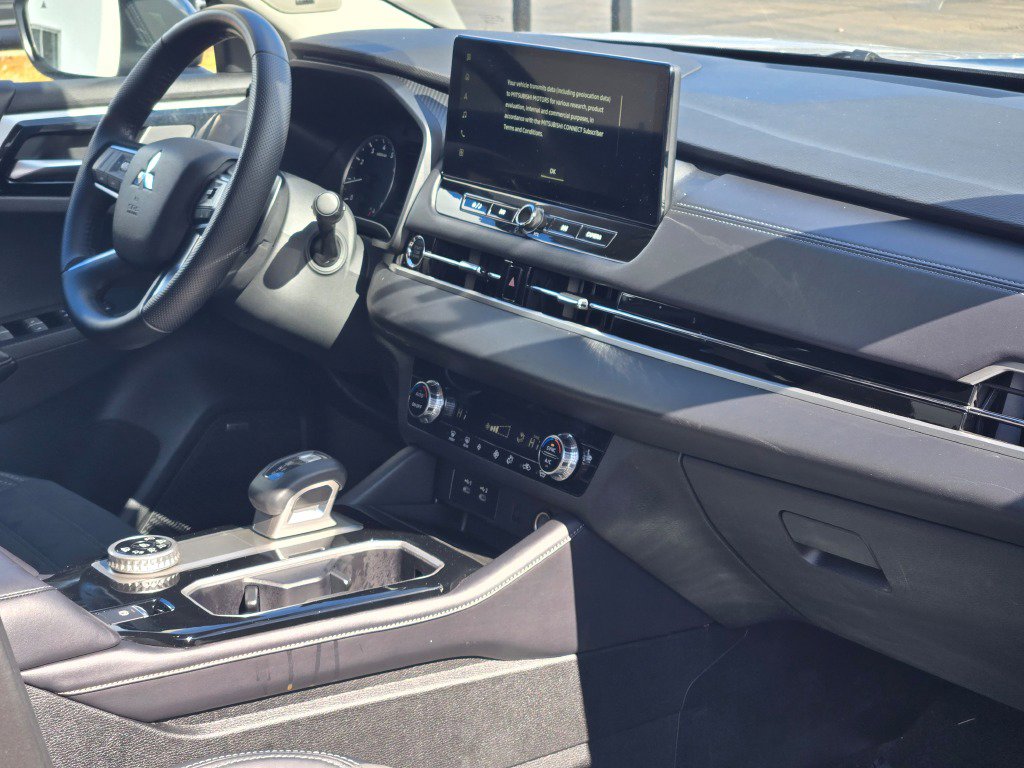 Used 2025 Mitsubishi Outlander SE image 8