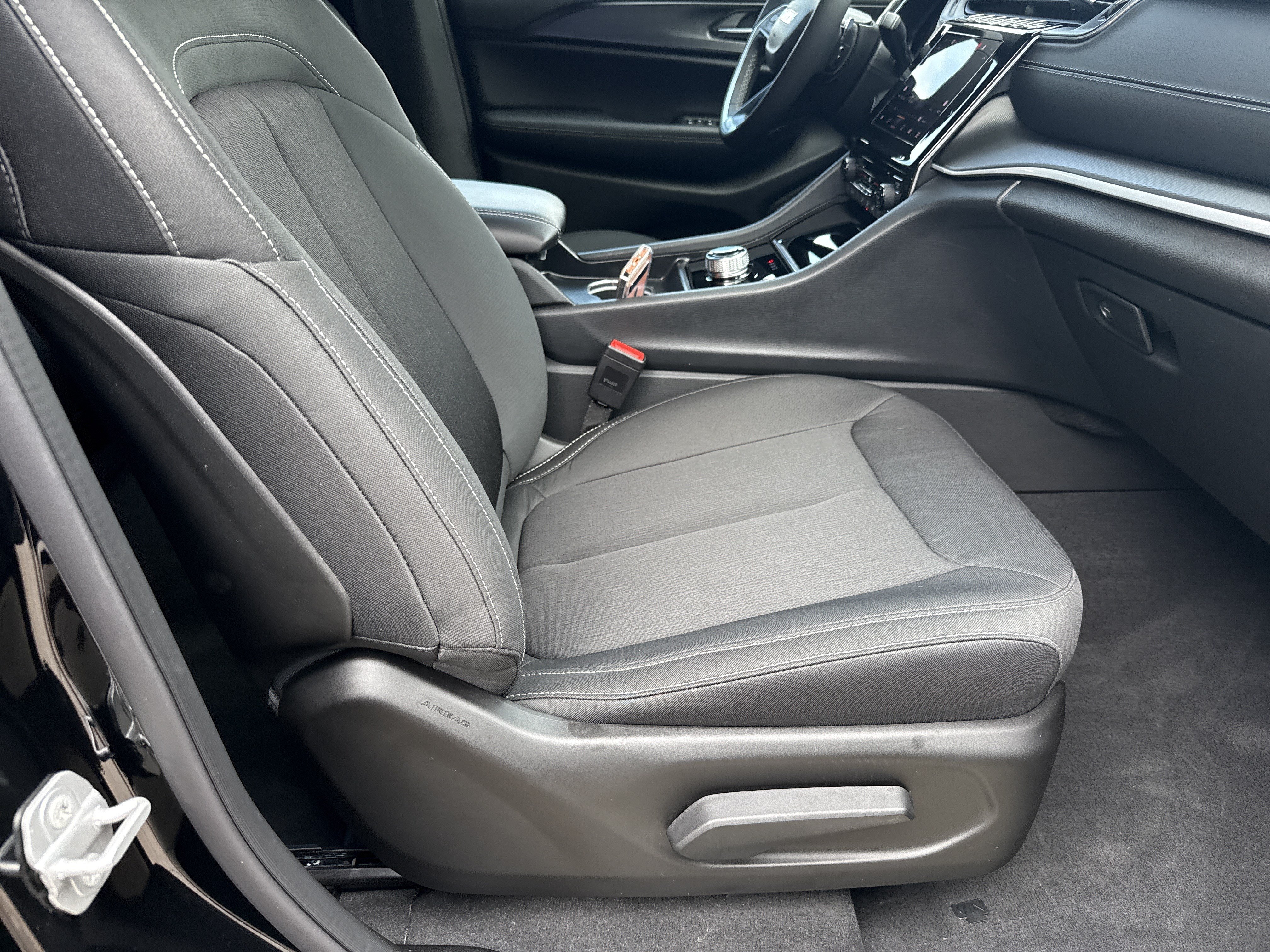 Used 2025 Jeep Grand Cherokee Laredo RWD image 13