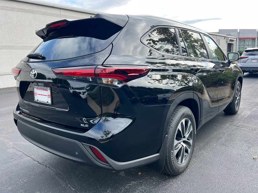 New 2025 Toyota Highlander XLE image 3