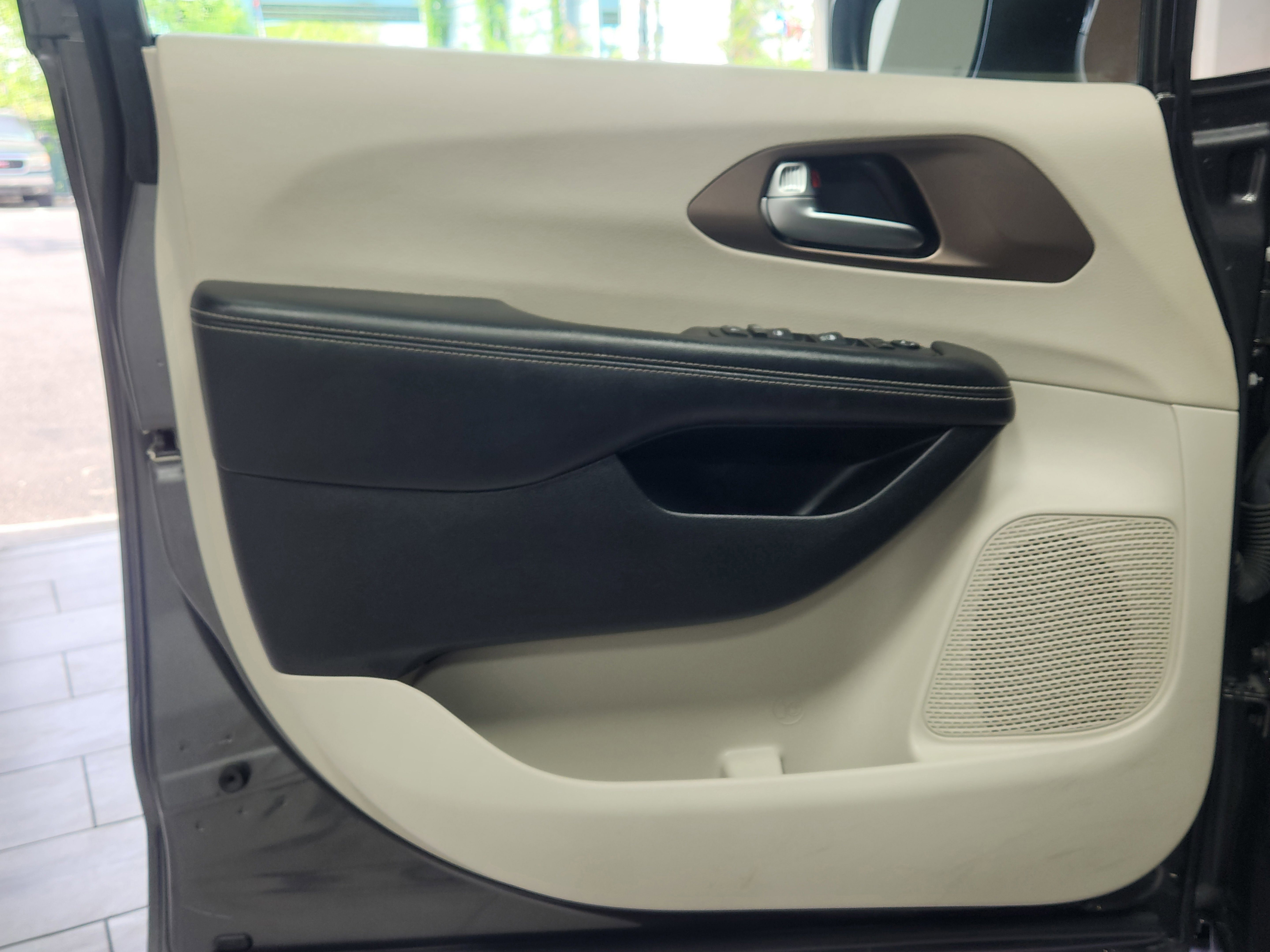 Used 2023 Chrysler Voyager LX FWD image 9