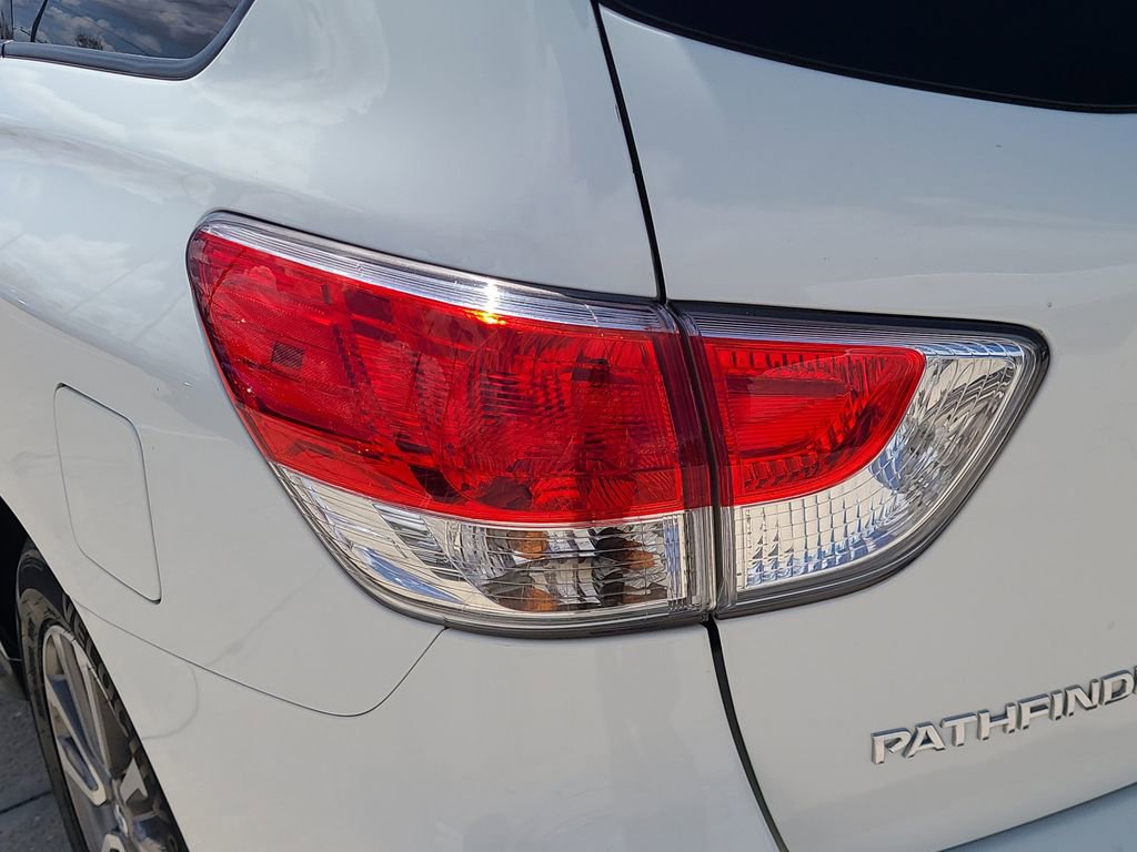 Used 2016 Nissan Pathfinder SV image 15