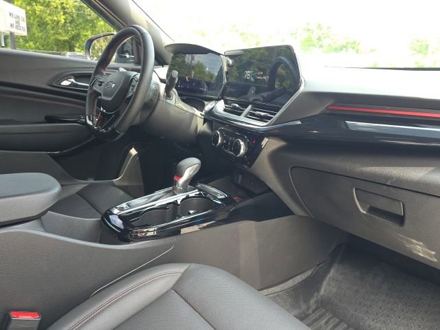 Used 2025 Chevrolet Trax RS w/ Sunroof Package FWD image 18