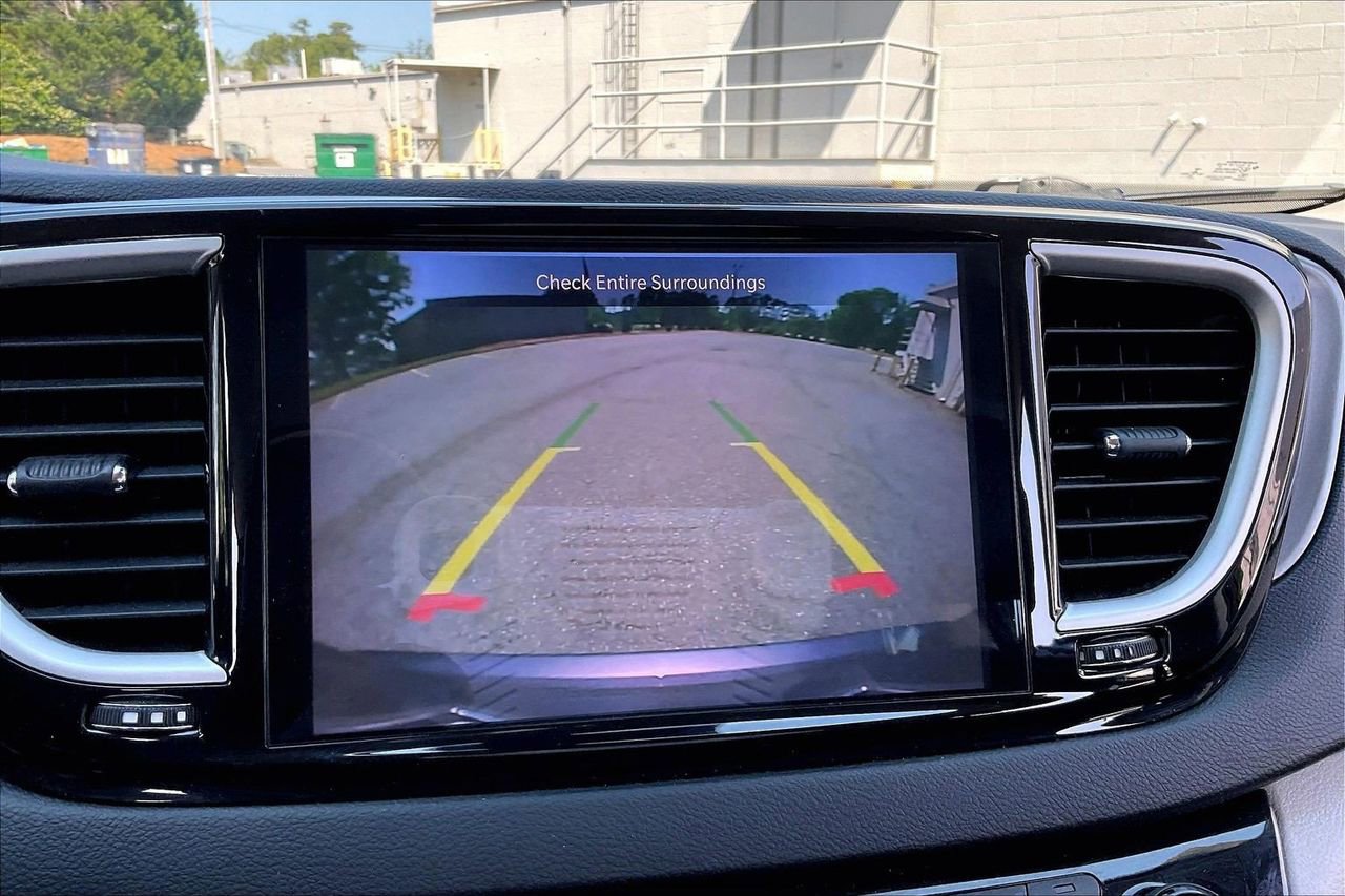 Certified 2023 Chrysler Pacifica Touring-L FWD image 14