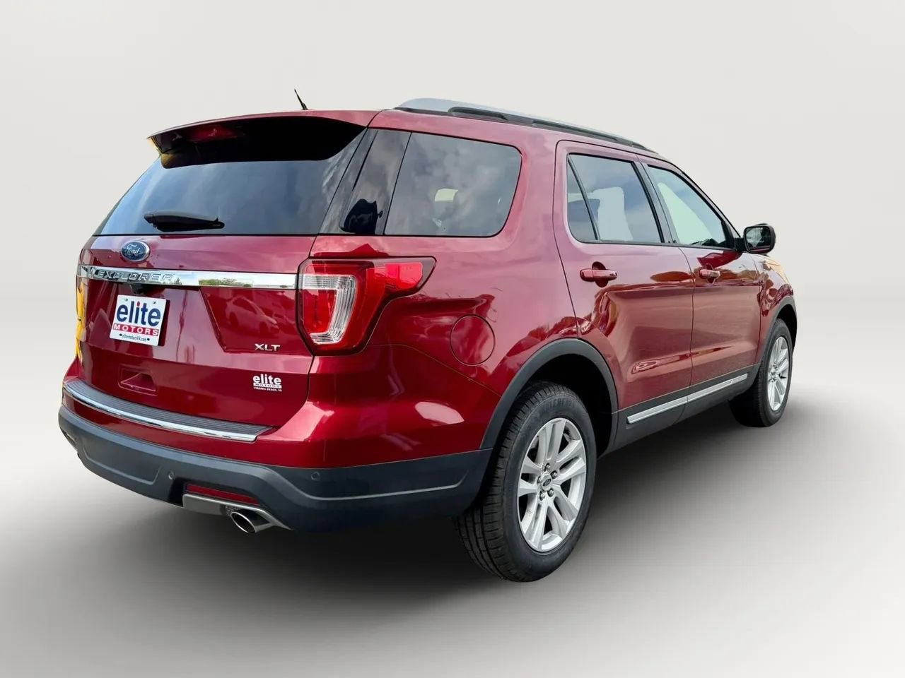 Used 2018 Ford Explorer XLT w/ Equipment Group 202A AWD/4WD image 7