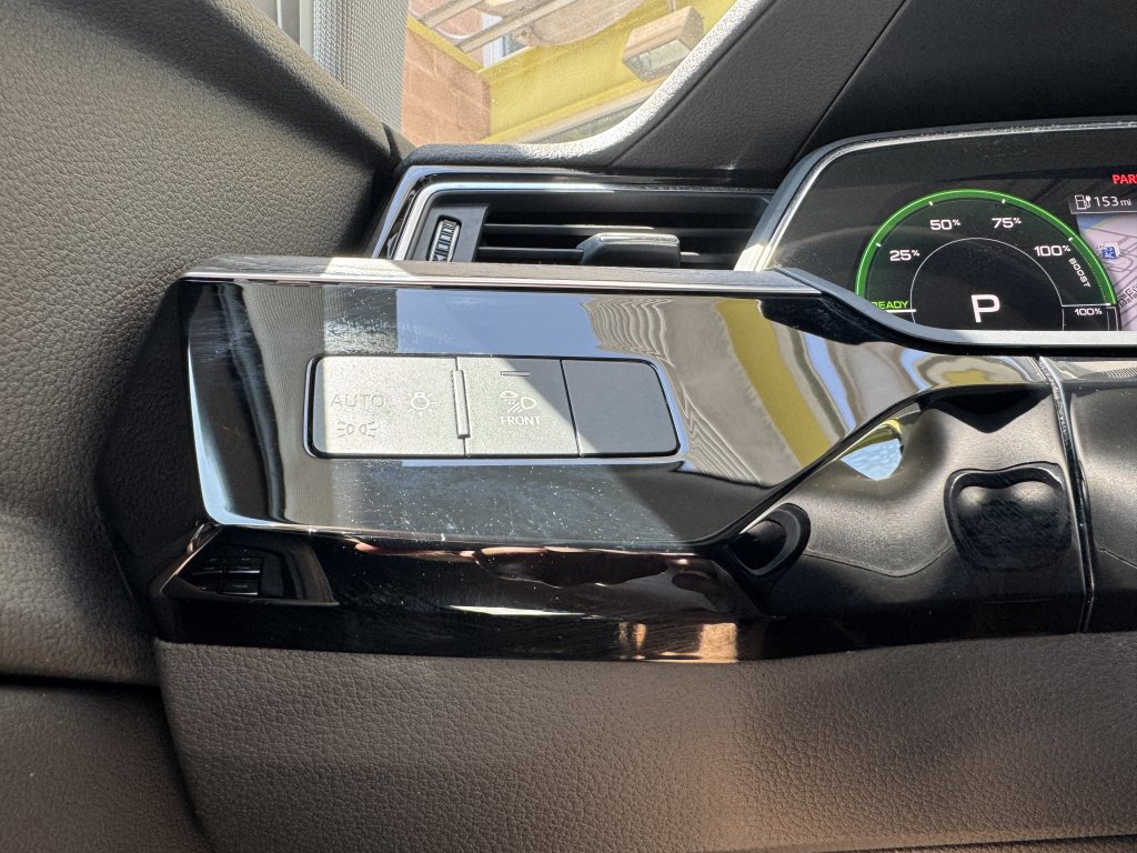 Used 2022 Audi e-tron Premium AWD/4WD image 34