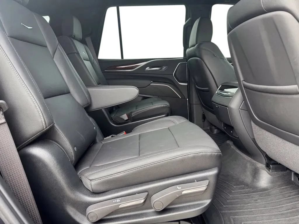 Used 2024 Cadillac Escalade Luxury AWD/4WD image 17
