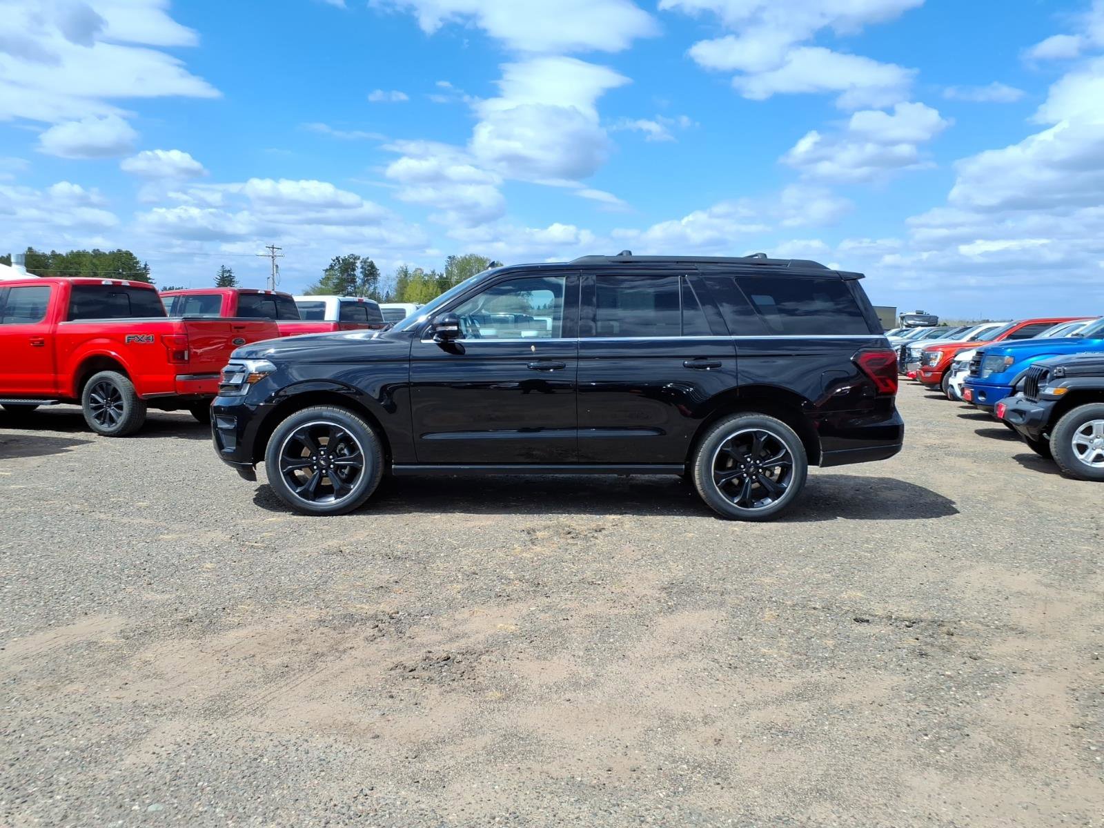 Used 2024 Ford Expedition Limited AWD/4WD image 2
