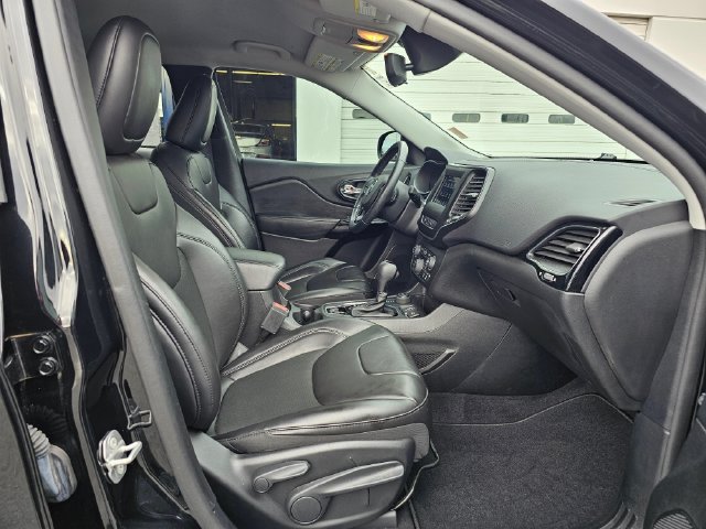 Used 2021 Jeep Cherokee Latitude Plus AWD/4WD image 13