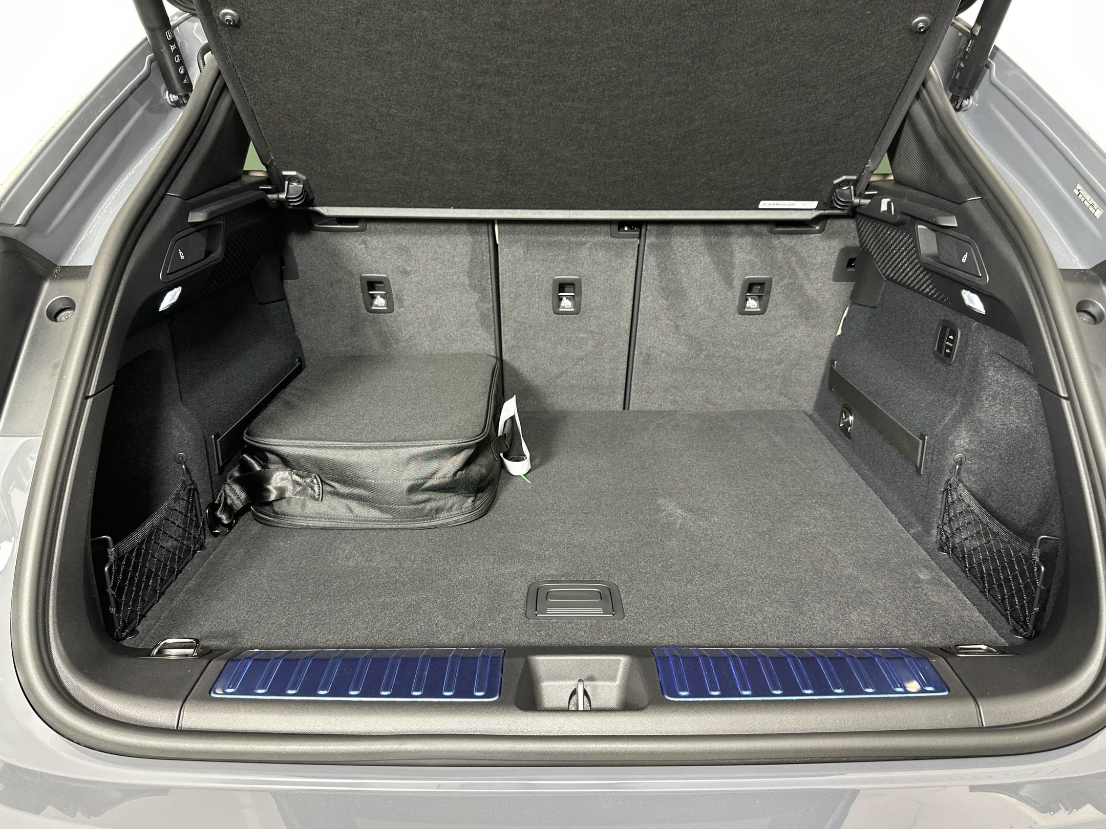 Used 2025 Porsche Macan 4 Electric image 25