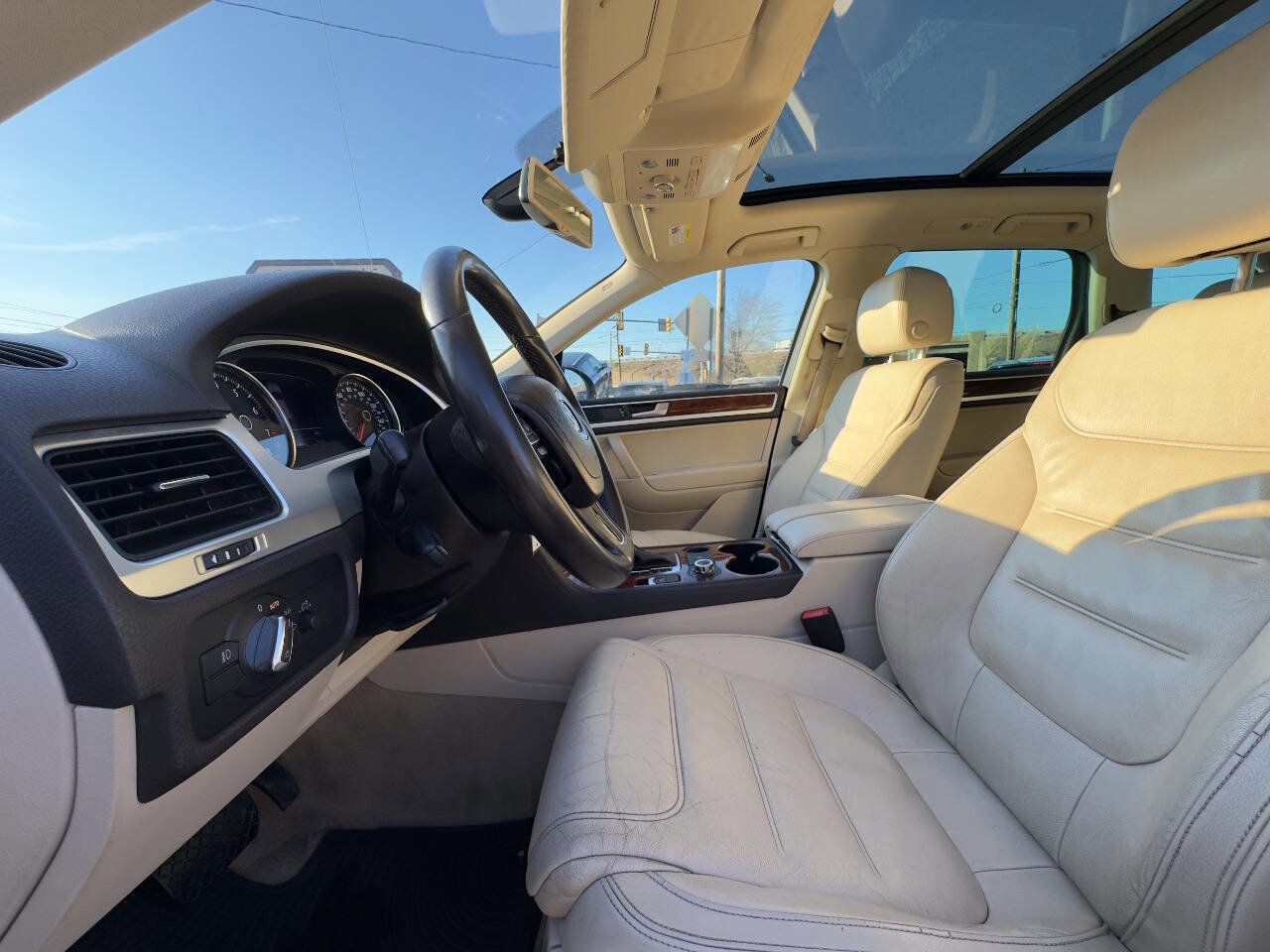 Used 2013 Volkswagen Touareg Sport image 10