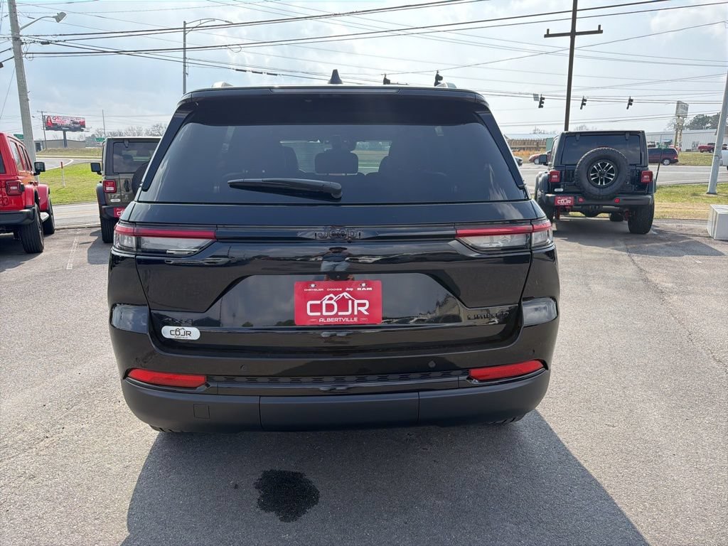 Used 2025 Jeep Grand Cherokee Limited w/ Black Appearance Package AWD/4WD image 8