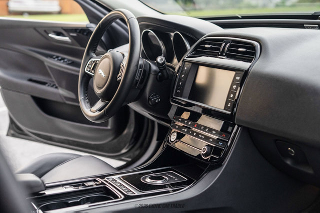Used 2018 Jaguar XE Premium AWD/4WD image 39