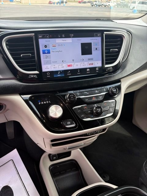 Used 2023 Chrysler Pacifica Touring-L FWD image 47