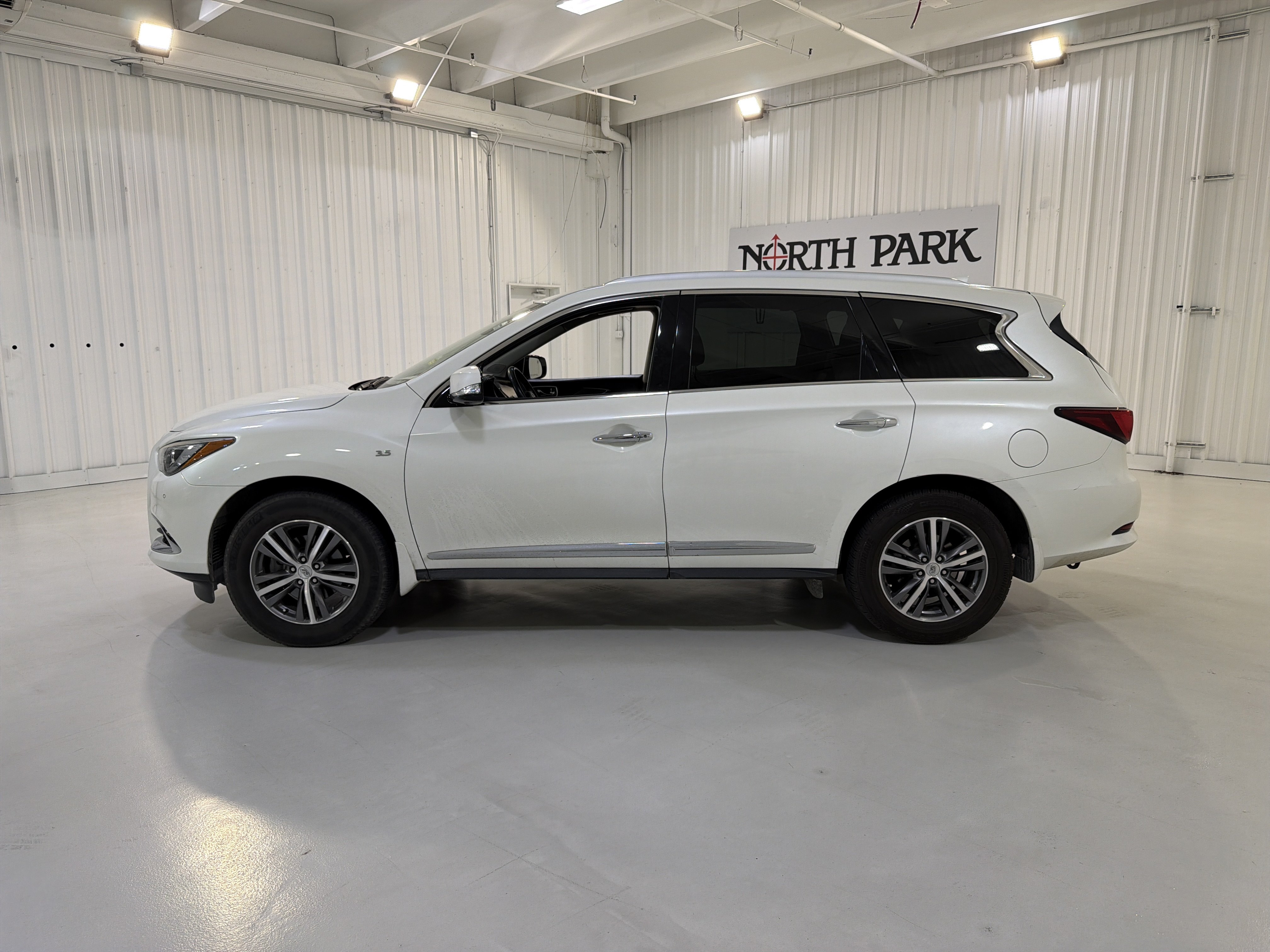 Used 2020 INFINITI QX60 Luxe w/ Essential Package FWD image 2