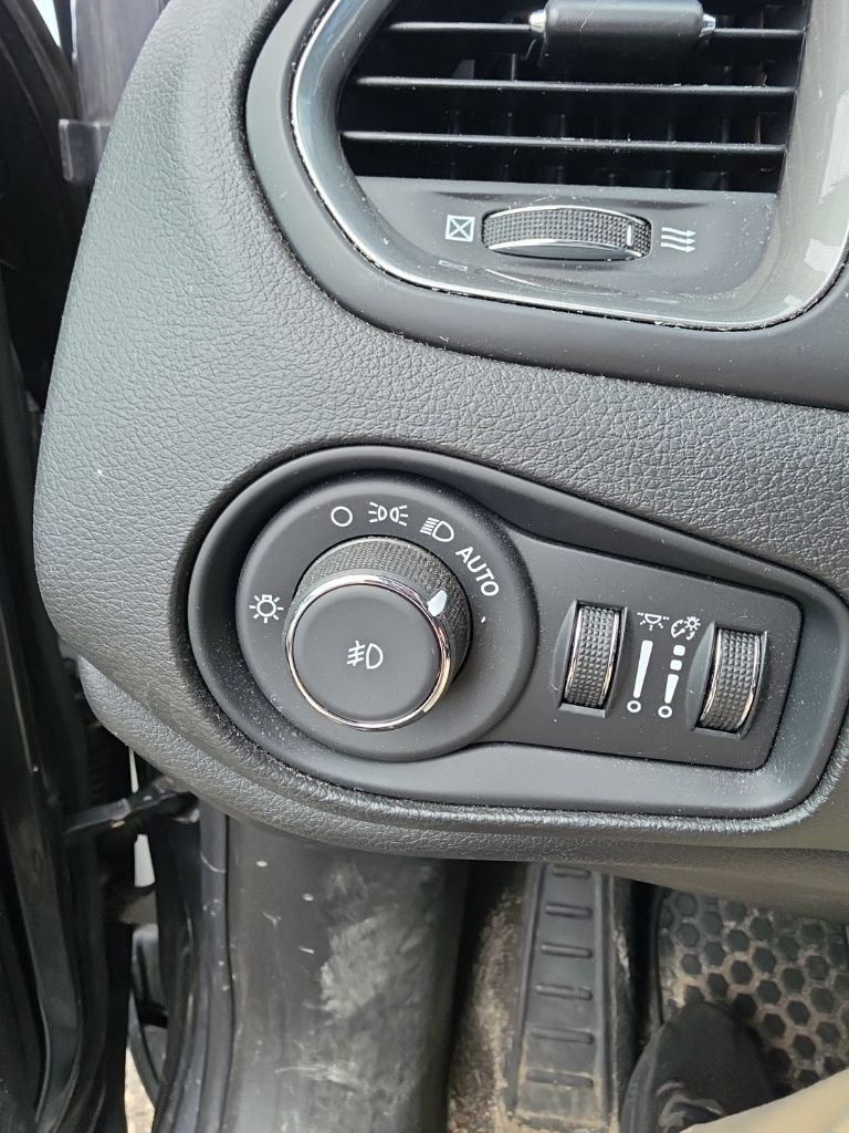 Used 2023 Jeep Renegade Latitude w/ Premium Group AWD/4WD image 12