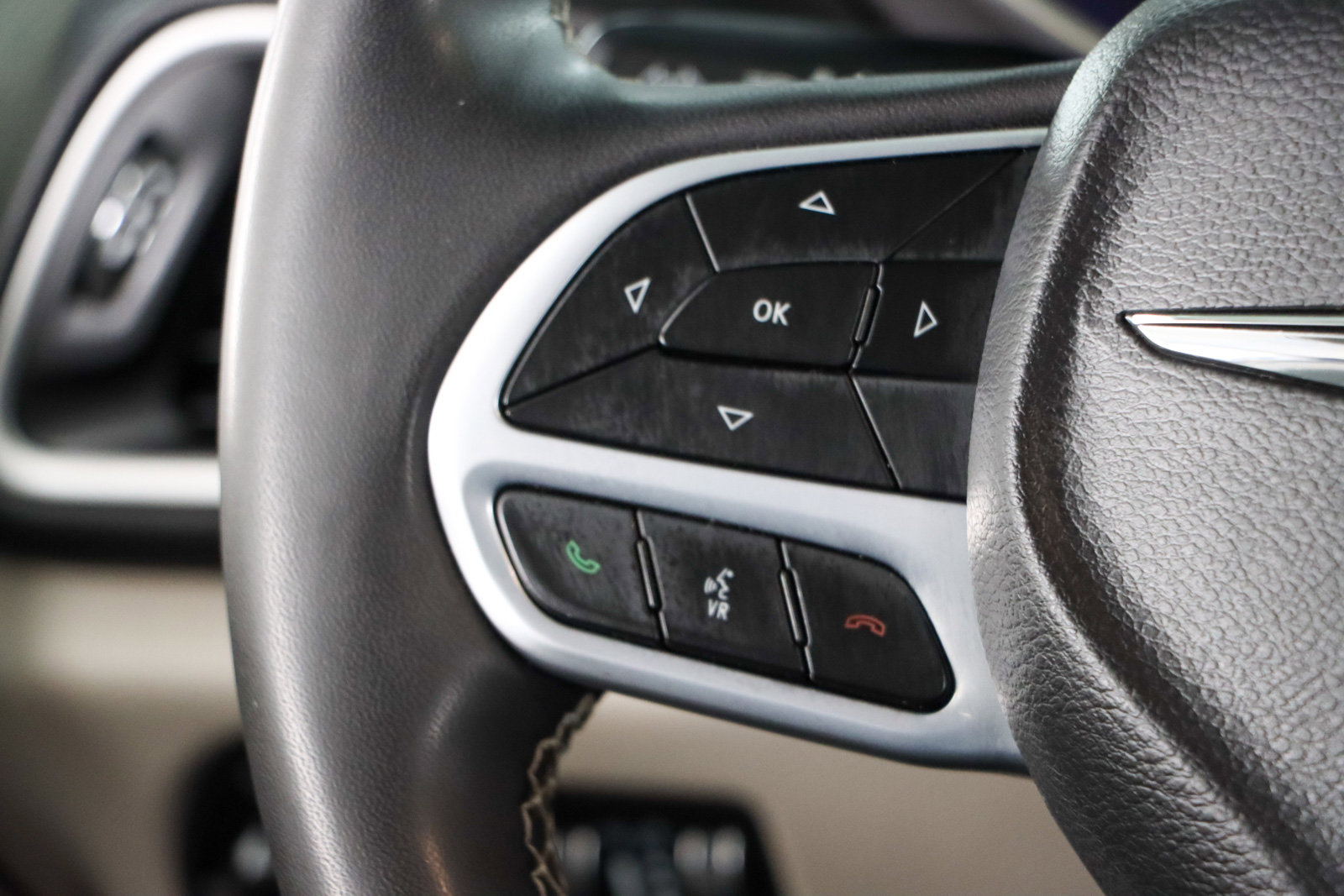 Used 2023 Chrysler Pacifica Touring-L image 13