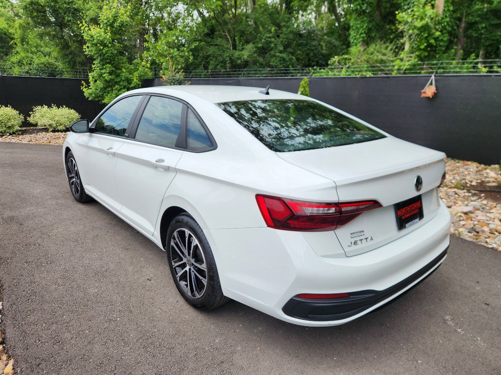 Certified 2024 Volkswagen Jetta Sport image 3