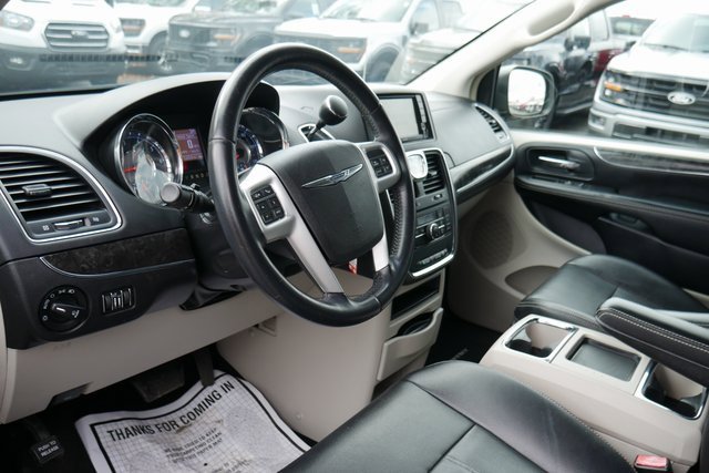 Used 2015 Chrysler Town & Country Touring image 15