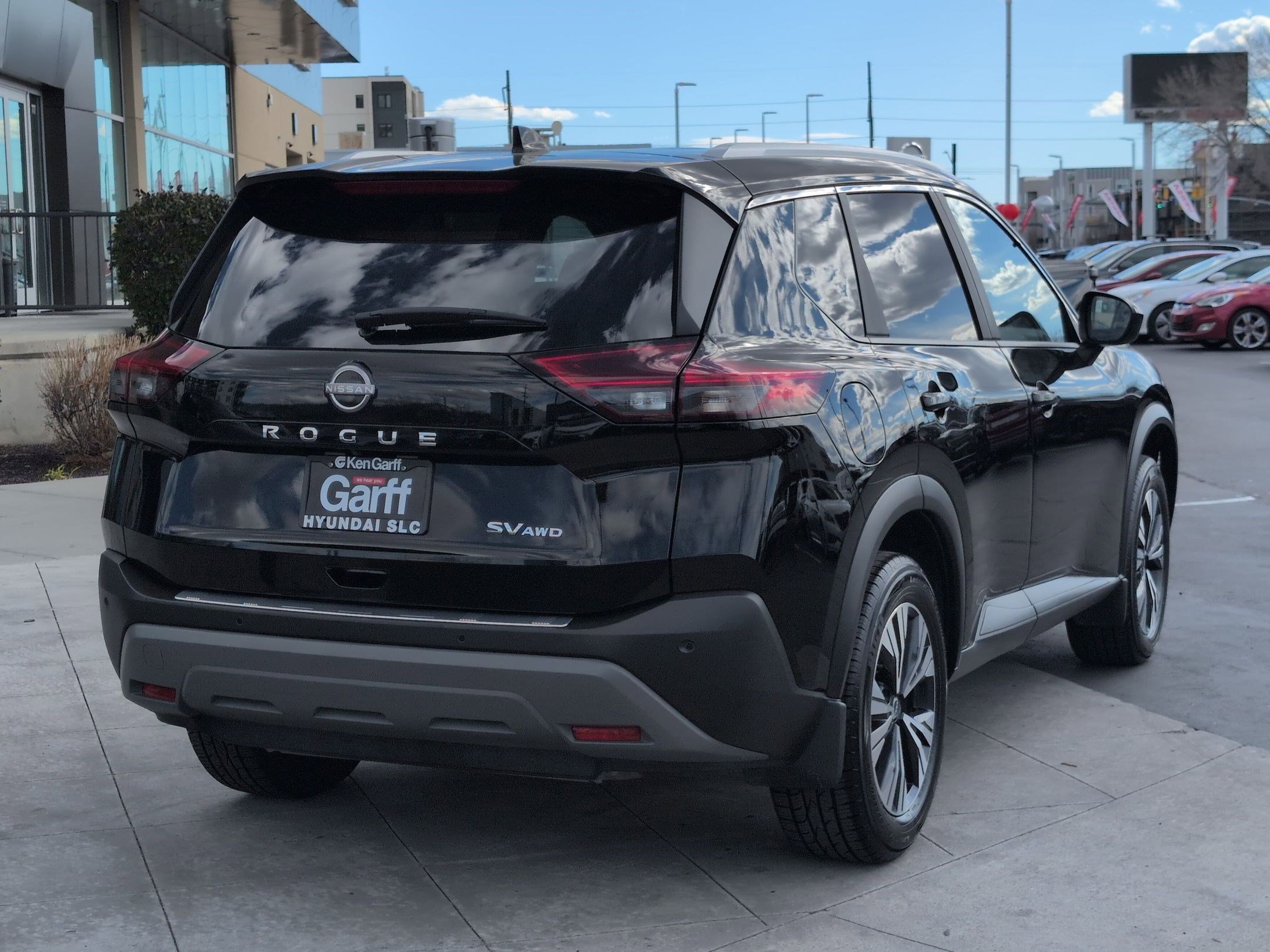 Used 2023 Nissan Rogue SV w/ SV Premium B Package image 3