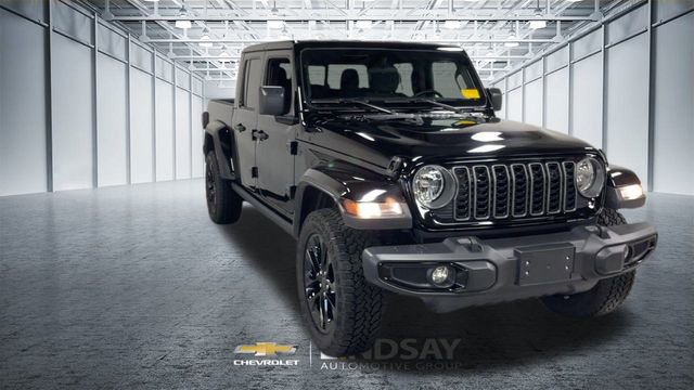 Used 2025 Jeep Gladiator Sport image 4