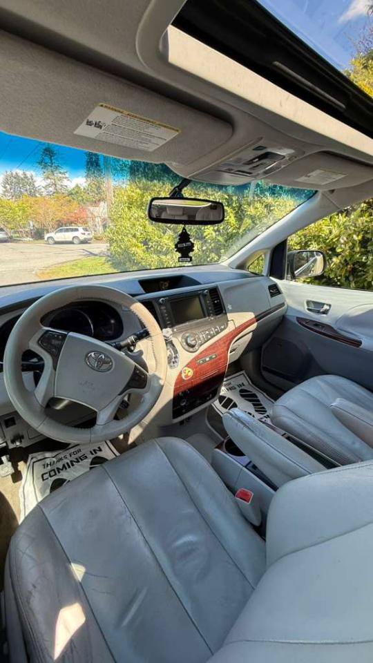 Used 2011 Toyota Sienna XLE w/ Premium Pkg FWD image 13