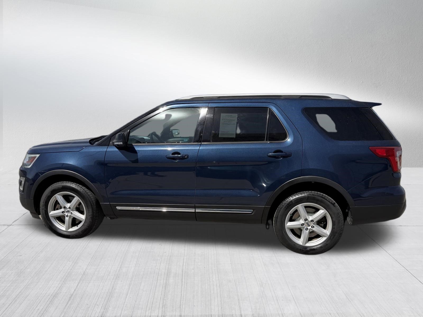 Used 2017 Ford Explorer XLT w/ Equipment Group 202A AWD/4WD image 4