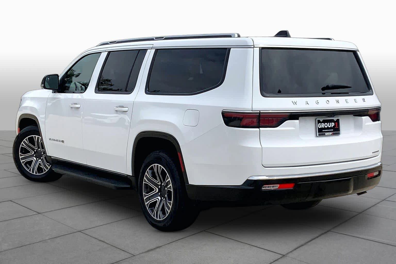 Used 2024 Jeep Wagoneer L Series II RWD image 12