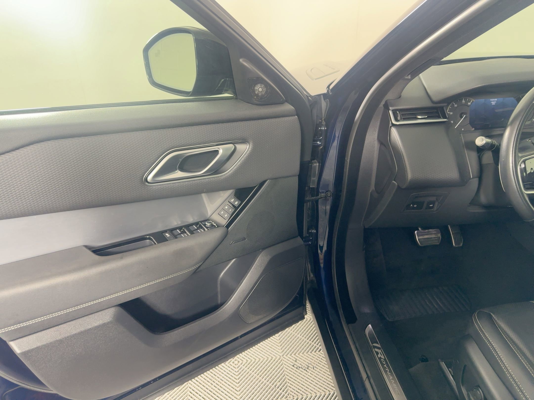 Used 2022 Land Rover Range Rover Velar R-Dynamic S image 4