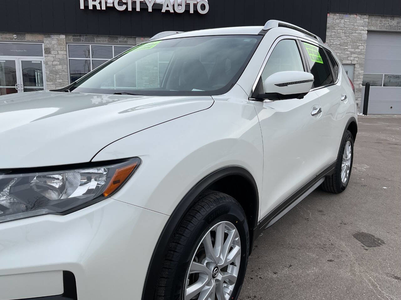 Used 2018 Nissan Rogue SV w/ Premium Package image 2