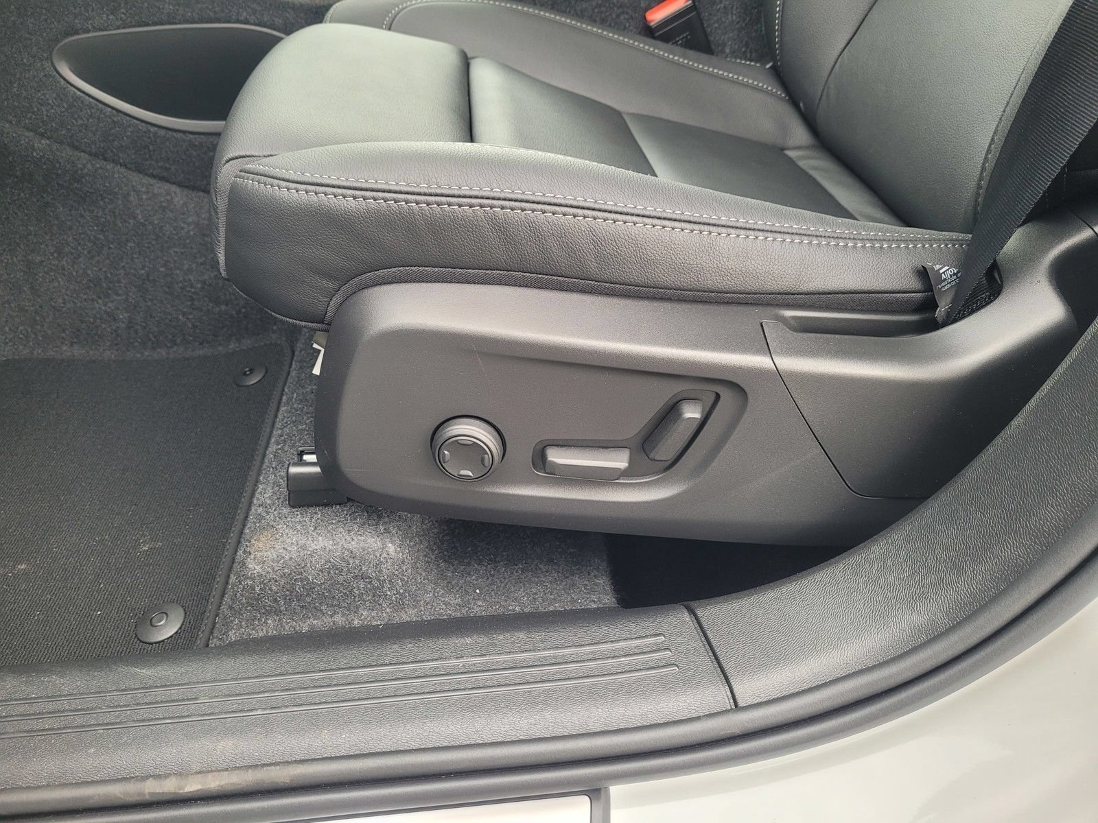 New 2026 Volvo XC40 B5 Ultra w/ Climate Package AWD/4WD image 11