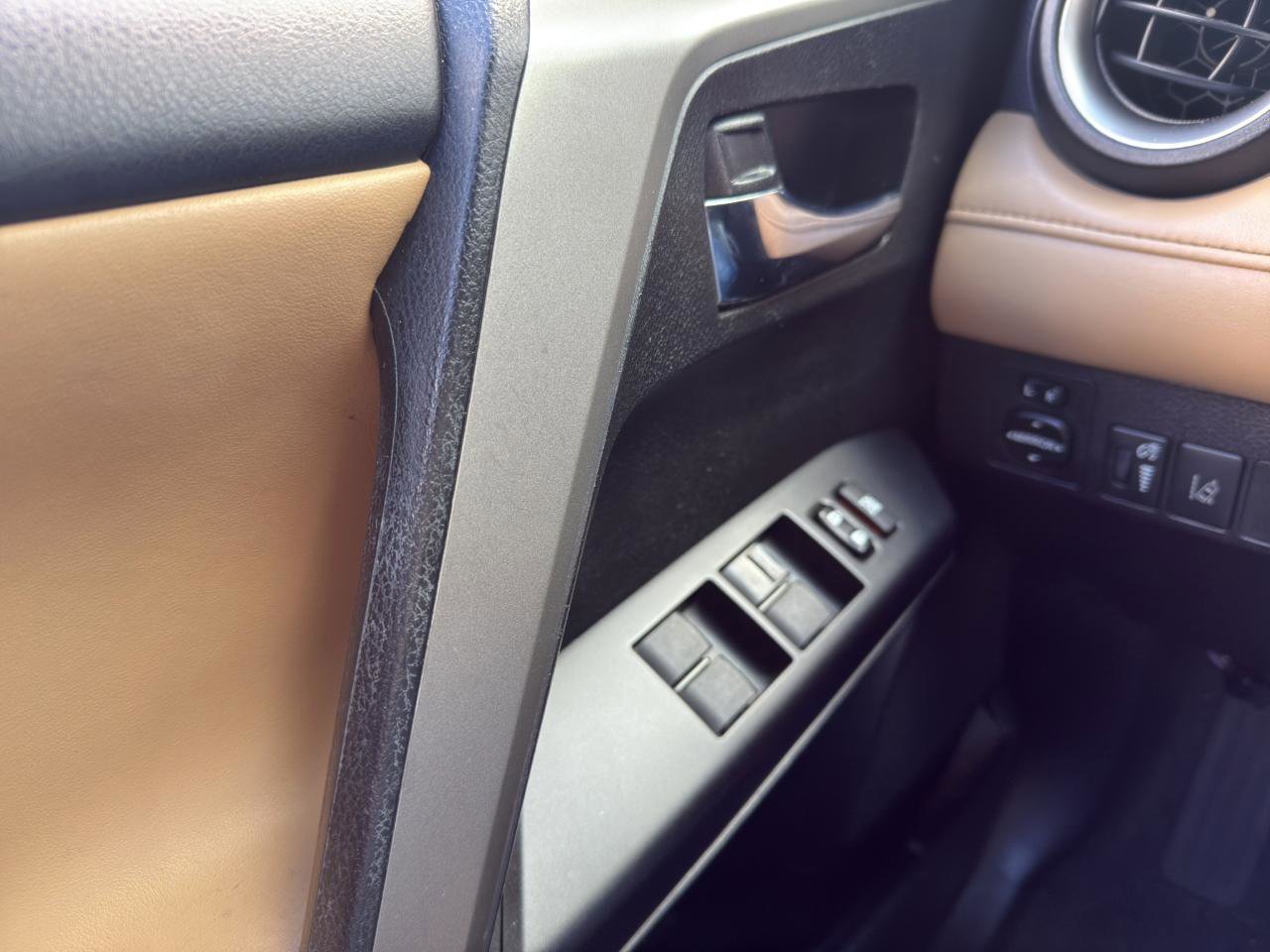 Used 2018 Toyota RAV4 XLE FWD image 12