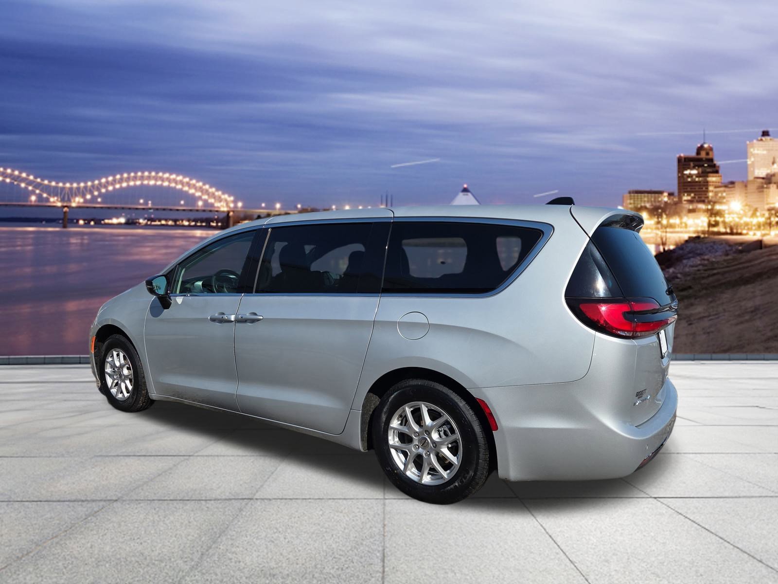 Used 2024 Chrysler Pacifica Touring-L image 3