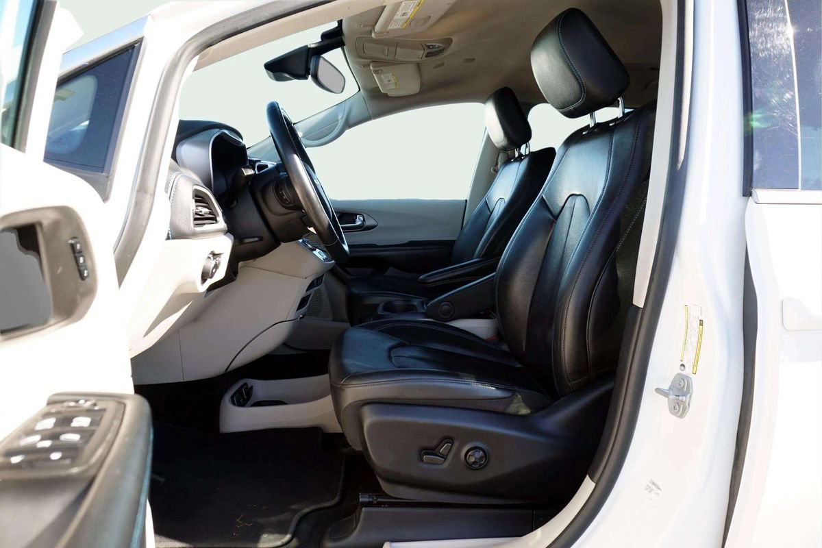 Used 2021 Chrysler Pacifica Touring-L image 18