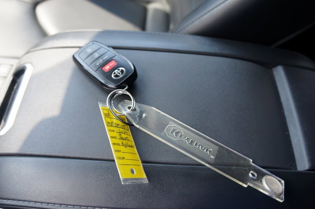 Used 2024 Toyota Highlander Platinum image 25