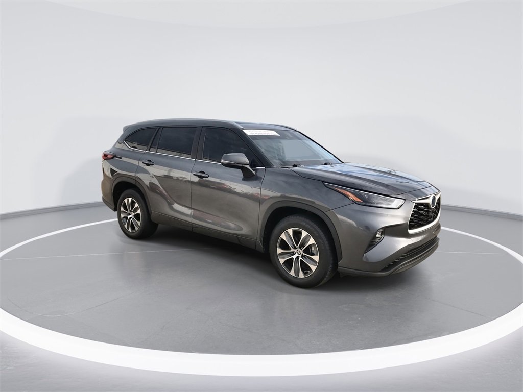 Used 2024 Toyota Highlander XLE image 2