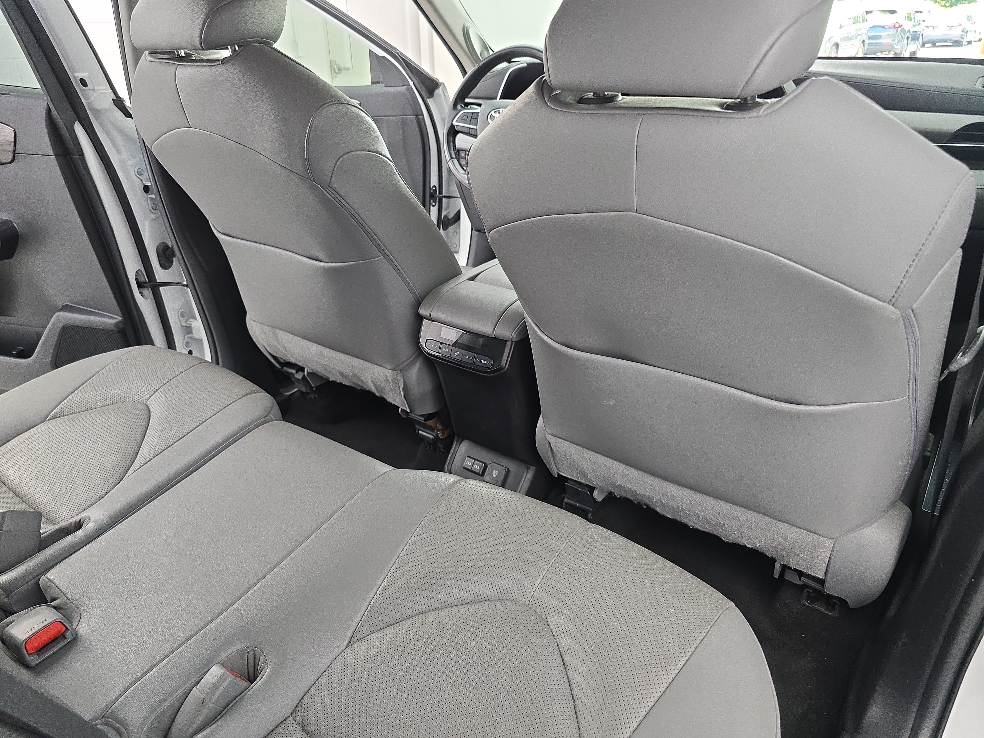 Used 2023 Toyota Highlander Limited FWD image 11