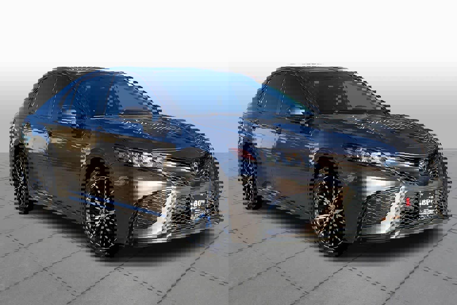 Used 2022 Toyota Camry SE image 2