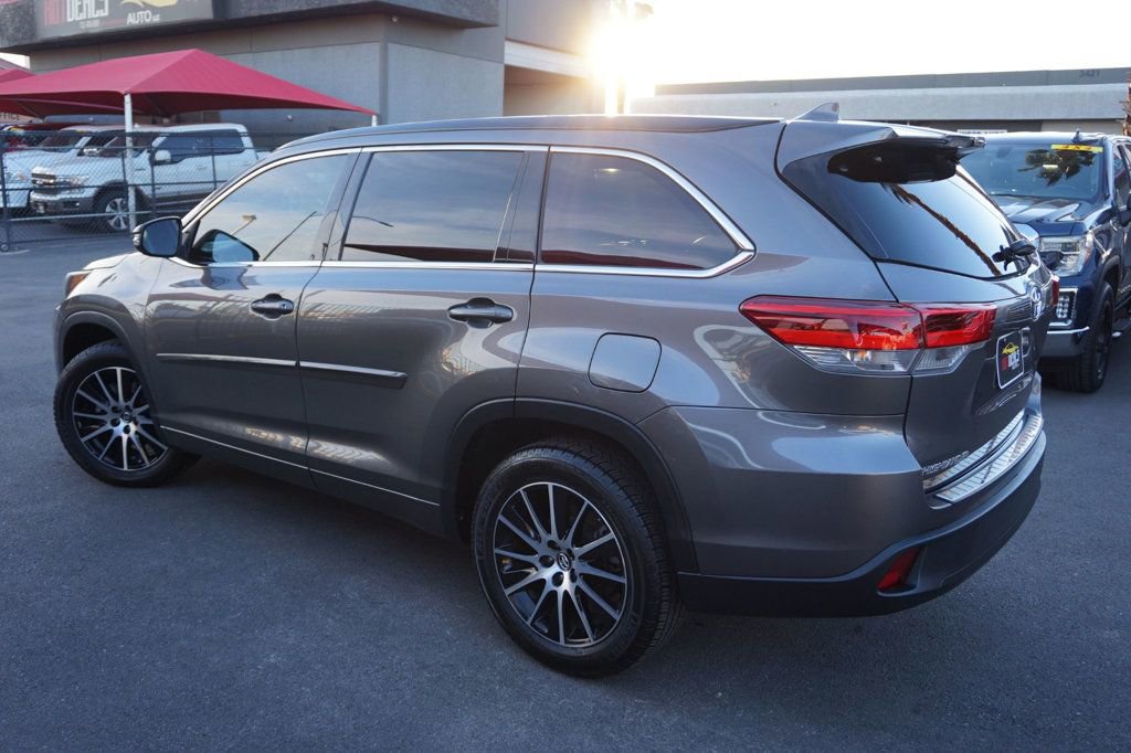Used 2017 Toyota Highlander SE FWD image 4
