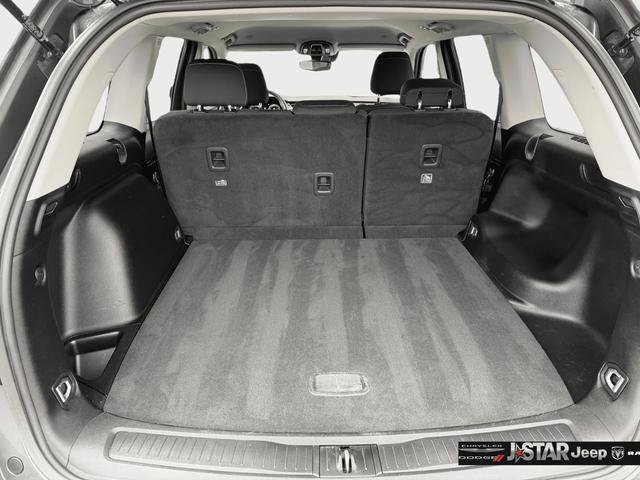 Used 2023 Jeep Grand Cherokee Laredo AWD/4WD image 34